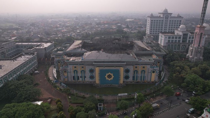 Foto Udara Masjid Islamic Center Usai Kubahnya Ambruk Terbakar JAKARTA, INDONESIA - OCTOBER 20: An aerial photo shows a collapsed dome of Jakarta Islamic Center Mosque after a fire that occurred yesterday in Jakarta, Indonesia on October 20, 2022. (Photo by Riky Sultana/Anadolu Agency via Getty Images)