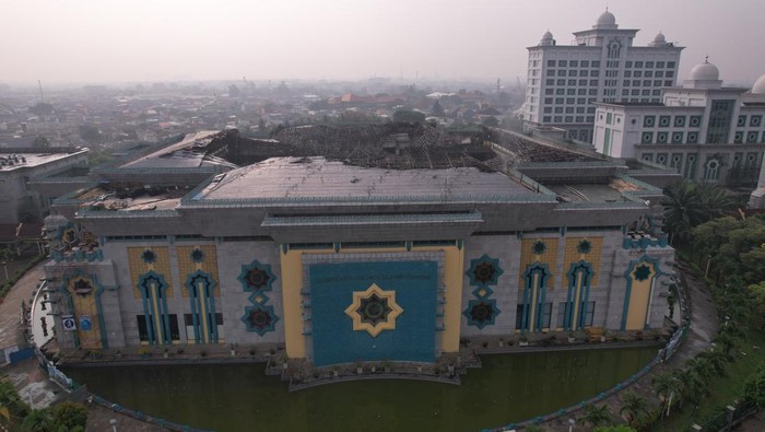 JAKARTA, INDONESIA - OCTOBER 20: An aerial photo shows a collapsed dome of Jakarta Islamic Center Mosque after a fire that occurred yesterday in Jakarta, Indonesia on October 20, 2022. (Photo by Riky Sultana/Anadolu Agency via Getty Images)