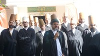 Darwis dan para muridnya. Mereka mengenakan peci yang khas bernama Sikke. Tarian Sufi memang lahir di Turki pada abad ke-13. Selama beratus-ratus tahun, secara turun temurun, mereka lah yang menjaga tradisi dan budaya itu tetap bisa lestari dan dinikmati sampai sekarang. (Wahyu Setyo/detikTravel)