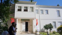 Tampak depan Galaya Mevlevi House Museum. Dahulu, museum ini adalah bangunan rumah para darwis yang mengajarkan ilmu tasawuf kepada para muridnya. Bangunan asli museum ini sudah ada sejak tahun 1491, yang tampak sekarang bangunan baru yang sudah dipugar. (Wahyu Setyo/detikTravel)