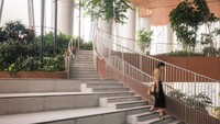 Inilah menara CapitaSpring yang baru saja selesai. Fasad kaca dan aluminium yang menjulang tinggi tampak terbuka dan memperlihatkan tanaman juga pepohonan di ketinggian lebih dari 30 meter.