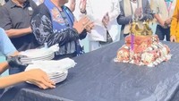 Begini pembukaan acara ulang tahun Hotman Paris di Atlas Beach Fest. Ia merayakan dengan meriah ditemani kue ulang tahun. Foto: Instagram @hotmanparisofficial