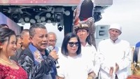 Tak hanya bersama aspri, tapi ada juga sang istri yang menemaninya. Istrinya tampak cantik di sampingnya. Foto: Instagram @hotmanparisofficial