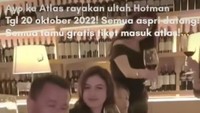 Ini keseruan Hotman Paris dan para aspri saat mengumumkan perayaan ulang tahun di Bali. Mereka makan di sebuah restoran sambil menikmati minuman. Foto: Instagram @hotmanparisofficial