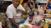Tak hanya ke restoran mewah, tapi Hotman juga sering mengajak asisten pribadinya itu makan di rumah makan sederhana. Mereka tampak menikmati kuliner Medan. Foto: Instagram @hotmanparisofficial
