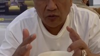 Begini gaya Hotman Paris saat sedang menikmati bubur China. Ia tampak menikmati bubur gurih itu dengan topping cakwe. Foto: Instagram @hotmanparisofficial