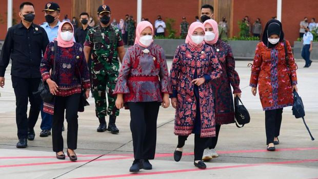 Ibu Iriana didampingi Wury Ma'ruf Amin dan para anggota OASE KIM melakukan kunker Provinsi Jambi. (Muchlis Jr - Biro Pers Sekretariat Presiden)