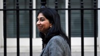 Menteri Dalam Negeri Britania Raya, Suella Braverman, mundur dari jabatannya usai insiden salah kirim email. Dia mengirimkan email urusan kenegaraan menggunakan email pribadi. REUTERS/Toby Melville.