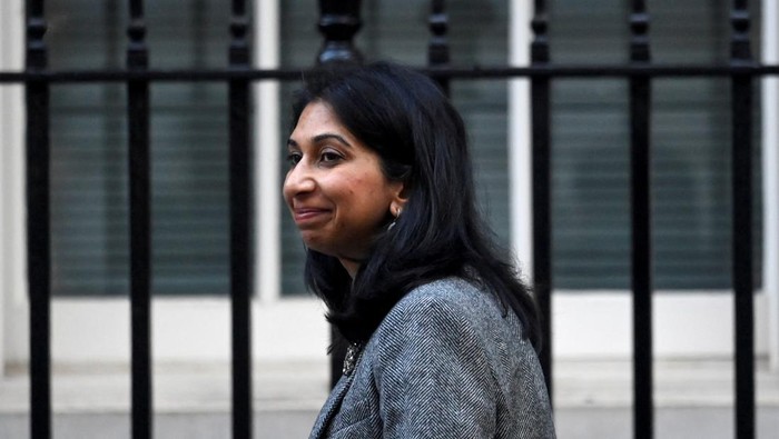 Ini Mendagri Inggris yang Mundur Gegara Salah Kirim Email British Home Secretary Suella Braverman walks on Downing Street, in London, Britain, October 11, 2022. REUTERS/Toby Melville