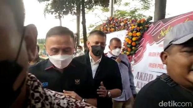 Iwan Bule diperiksa di Polda Jatim dengan dikawal pria berbadan kekar