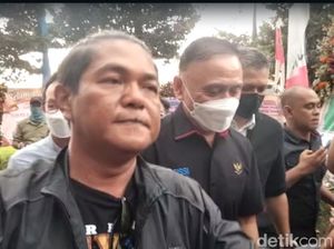 Pria Berbadan Kekar Kawal Iwan Bule Penuhi Pemeriksaan Tragedi Kanjuruhan