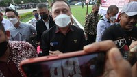 Kedatangannya bersama Wakil Ketua Umum PSSI Iwan Budianto itu untuk memenuhi panggilan penyidik Polda Jawa Timur sebagai saksi terkait tragedi di Stadion Kanjuruhan, Malang.  