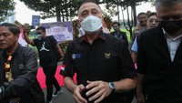 Ketua Umum PSSI Mochamad Iriawan (tengah) berjalan menuju Gedung Ditreskrimum Polda Jawa Timur, Surabaya, Jawa Timur, Kamis (20/10/2022).   