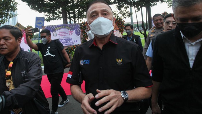 Iwan Bule Diperiksa Polda Jatim Soal Kanjuruhan, Dikawal Ketat Ketua Umum PSSI Mochamad Iriawan (kedua kanan) berjalan menuju Gedung Ditreskrimum Polda Jawa Timur, Surabaya, Jawa Timur, Kamis (20/10/2022). Kedatangannya bersama Wakil Ketua Umum PSSI Iwan Budianto itu untuk memenuhi panggilan penyidik Polda Jawa Timur sebagai saksi terkait tragedi di Stadion Kanjuruhan, Malang. ANTARA FOTO/Didik Suhartono/rwa.