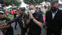 Ada sejumlah pria berbadan kekar yang tampak mengawal Iwan Bule. Sebagian ada yang mengenakan jaket kulit hitam, ada juga yang tampil lebih rapi dengan memakai batik.    