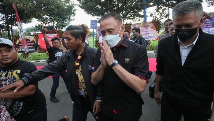 Ketua Umum PSSI Mochamad Iriawan (kedua kanan) berjalan menuju Gedung Ditreskrimum Polda Jawa Timur, Surabaya, Jawa Timur, Kamis (20/10/2022). Kedatangannya bersama Wakil Ketua Umum PSSI Iwan Budianto itu untuk memenuhi panggilan penyidik Polda Jawa Timur sebagai saksi terkait tragedi di Stadion Kanjuruhan, Malang. ANTARA FOTO/Didik Suhartono/rwa.