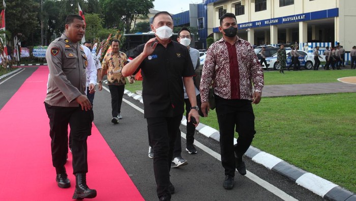 Ketua Umum PSSI Mochamad Iriawan (kedua kanan) berjalan menuju Gedung Ditreskrimum Polda Jawa Timur, Surabaya, Jawa Timur, Kamis (20/10/2022). Kedatangannya bersama Wakil Ketua Umum PSSI Iwan Budianto itu untuk memenuhi panggilan penyidik Polda Jawa Timur sebagai saksi terkait tragedi di Stadion Kanjuruhan, Malang. ANTARA FOTO/Didik Suhartono/rwa.