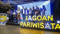 Gaery Undarsa, Co-Founder & Chief Marketing Officer, tiket.com dan Dudi Arisandi, Chief People Officer, tiket.com, diapit oleh para pemenang Jagoan Pariwisata, Kamis (20/10/2022). Tiket.com menghadirkan sebuah program baru bertajuk Jagoan Pariwisata. 