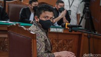 Begini ekspresi Ferdy Sambo saat mendengarkan tanggapan jaksa atas eksepsinya.