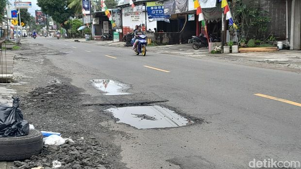 Jalan berlubang di Pangandaran