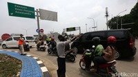 Tampak petugas mengatur arus lalu lintas.