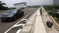 Sejumlah kendaraan bermotor melintas di jalan layang Ahmad Yani di Bekasi, Jawa Barat, Kamis (20/10/2022).