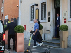 Mengintip Orang Terkaya dan Pacarnya Liburan Mesra ke Italia