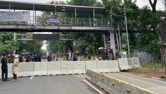 Jelang demo, lalin Jl Medan Merdeka menuju Istana Negara, Kamis (20/10/2022) ditutup.