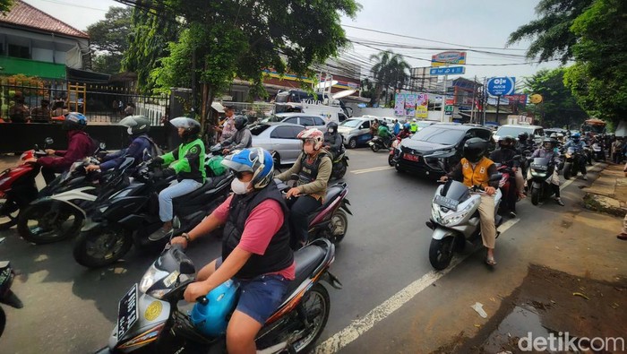 Jelang Sidang Sambo, Lalin di Depan PN Jaksel Ramai Lancar Menjelang sidang Ferdy Sambo, arus lalu-lintas di depan PN Jakarta Selatan terpantau ramai lancar, Kamis (20/10/2022). Arus terpantau ramai lancar dari kedua arah.