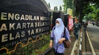 Warga melintas di depan Pengadilan Negeri Jakarta Selatan, Kamis (20/10/2022).