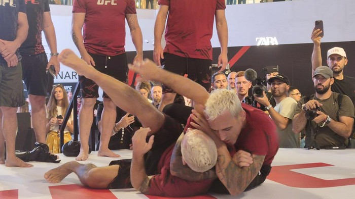 Jelang UFC 280, Oliveira-Makhachev Ikut Latihan Terbuka Charles Oliveira berlatih di Yas Mall, Abu Dhabi, Rabu (19/10/2022) sekitar pukul 19.00 waktu setempat atau pukul 22.00 WIB.
