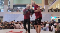 Charles Oliveira berlatih di Yas Mall, Abu Dhabi, Uni Emitar Arab, Rabu (19/10/2022) sekitar pukul 19.00 waktu setempat atau pukul 22.00 WIB.   