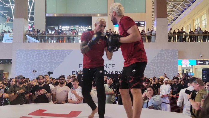 Jelang UFC 280, Oliveira-Makhachev Ikut Latihan Terbuka Charles Oliveira berlatih di Yas Mall, Abu Dhabi, Rabu (19/10/2022) sekitar pukul 19.00 waktu setempat atau pukul 22.00 WIB.