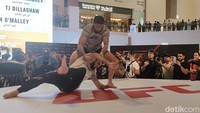 Duel UFC 280 ini memperebutkan gelar juara kelas ringan antara Oliveira vs Makhachev yang akan digelar di Etihad Arena, Abu Dhabi, Sabtu (22/10/2022) mendatang.  