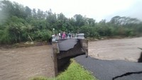 Jembatan di Desa Penyaringan, Jembrana, Bali putus akibat banjir, Senin (17/10/2022). foto: I Ketut Suardika