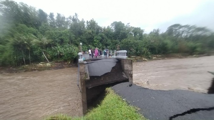 Jembatan Putus akibat Banjir Jembatan di Desa Penyaringan, Jembrana, Bali putus akibat banjir, Senin (17/10/2022).