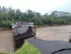 Jembatan di Desa Penyaringan, Jembrana, Bali putus akibat banjir, Senin (17/10/2022). foto: I Ketut Suardika