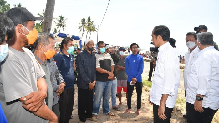 Jokowi Berbincang dengan Nelayan di Bangka