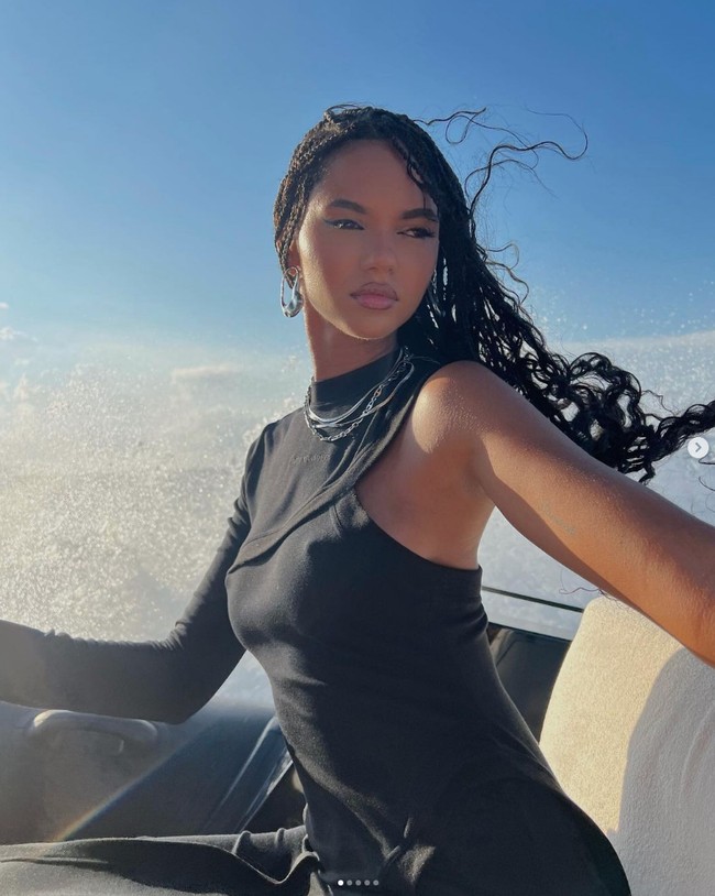 Kanye West dikabarkan sedang menjalin hubungan asmara dengan seorang model bernama Juliana Nalu. Usianya 24 tahun atau 21 tahun lebih muda dari mantan suami Kim Kardashian itu. (Foto: Instagram/@juliananalu)