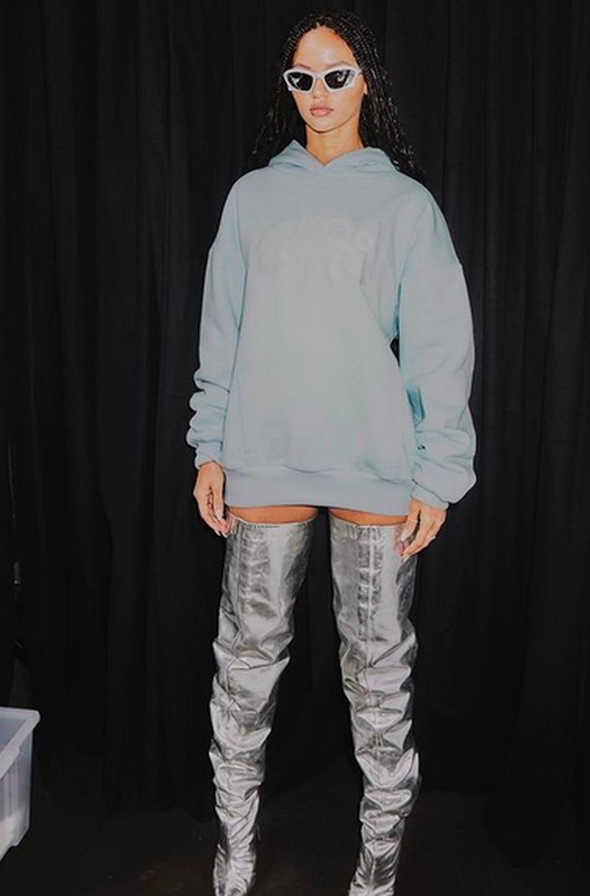 Tampil di peragaan busana jenama 6PM koleksi Spring/Summer 2023 pada September lalu menjadi debut Juliana di Paris Fashion Week. Ia tampil dalam balutan busana serba silver. (Foto: Instagram/@juliananalu)