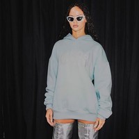 Tampil di peragaan busana jenama 6PM koleksi Spring/Summer 2023 pada September lalu menjadi debut Juliana di Paris Fashion Week. Ia tampil dalam balutan busana serba silver. (Foto: Instagram/@juliananalu)