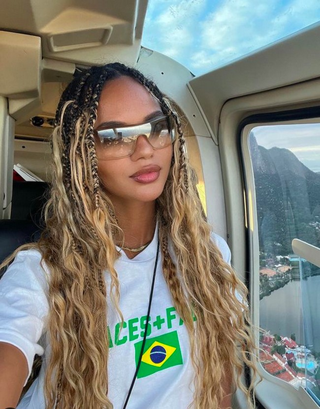 Menjadi model sudah menjadi impian Juliana sejak kecil. Daily Mail mengabarkan, perempuan yang lahir dan besar di Brasil ini sudah mengutarakan cita-citanya tersebut kepada sang ibu saat berusia enam tahun. (Foto: Instagram/@juliananalu)