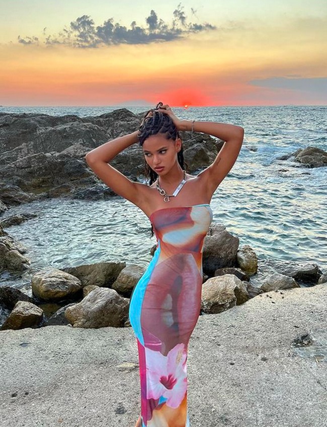 Pada usia 18 tahun, ia terpilih untuk menjadi bagian dari kampanye LOreal Brazil. Setahun kemudian, agensi model internasional Elite Models menerbangkan Juliana ke Los Angeles untuk merekrutnya. (Foto: Instagram/@juliananalu)