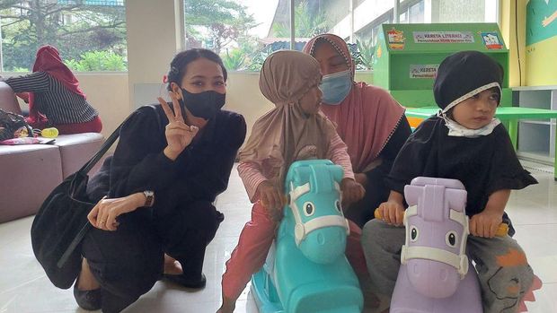 Ayesha menderita kebocoran jantung dan pneumonia. Kini, Vina bahagia karena salah satu titik kebocoran jantungnya telah menutup secara spontan. Ini kiasahnya.