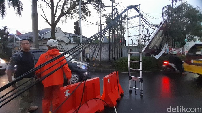 Kabel telepon menjuntai di Sumedang akibat tersangkut truk