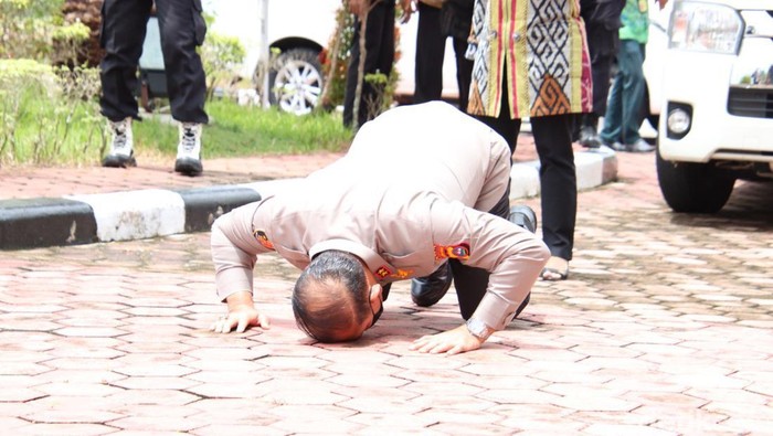 Kapolda Sumbar Irjen Suharyo melakukan sujud syukur ketika tiba di Bandara Internasional Minangkabau. (Jeka Kampai/detikSumut)