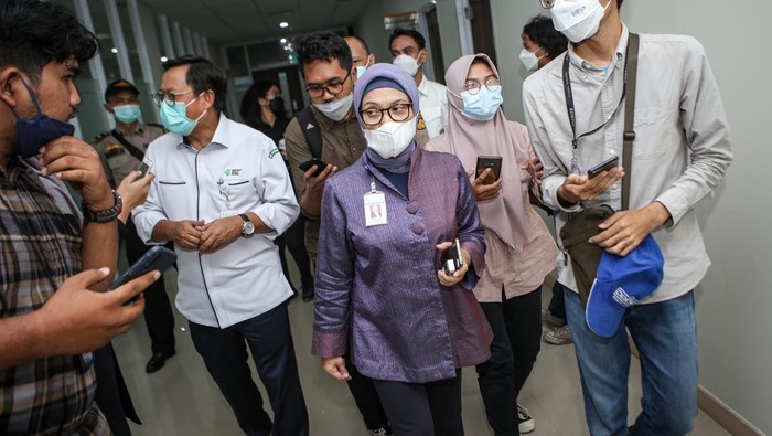 Direktur Utama Rumah Sakit Cipto Mangunkusumo (RSCM) Lies Dina Liastuti (tengah) menjawab pertanyaan wartawan usai konfrensi pers di Rumah Sakit Cipto Mangunkusumo, Jakarta, Kamis (20/10/2022). Lies Dina Liastuti menyampaikan sejak Januari hingga pertengahan Oktober 2022, pihak RSCM total mendapat rujukan 49 anak yang mengalami gagal ginjal akut dan 31 di antaranya meninggal dunia. ANTARA FOTO/Fauzan/nym.