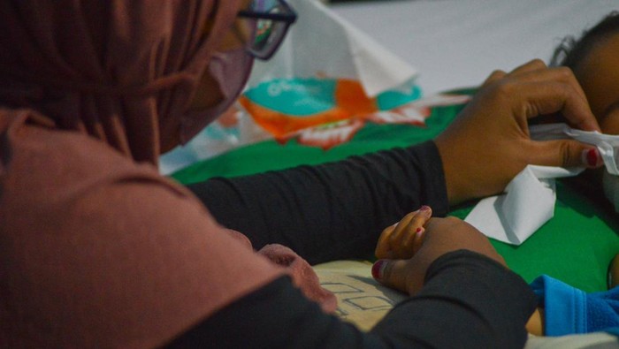 KASUS GAGAL GINJAL AKUT ANAK DI SUMBAR Seorang warga menjaga anaknya yang dirawat dengan dugaan gagal ginjal akut di RSUP Dr.M.Djamil, Padang, Sumatera Barat, Kamis (20/10/2022). Dinas Kesehatan Sumbar merilis, terdeteksi sebanyak 22 kasus dugaan gagal ginjal akut dialami anak di provinsi itu dengan 12 orang diantaranya meninggal dunia dan sisanya masih dalam perawatan dan sudah ada yang sembuh. ANTARA FOTO/Iggoy el Fitra/rwa.