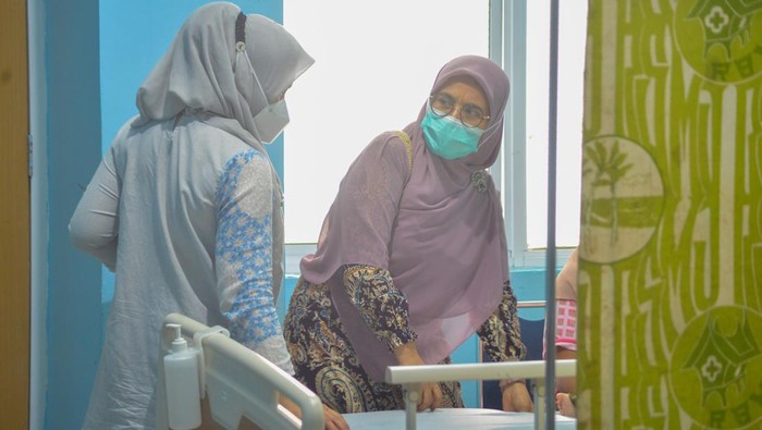 Seorang warga menjaga anaknya yang dirawat dengan dugaan gagal ginjal akut di RSUP Dr.M.Djamil, Padang, Sumatera Barat, Kamis (20/10/2022). Dinas Kesehatan Sumbar merilis, terdeteksi sebanyak 22 kasus dugaan gagal ginjal akut dialami anak di provinsi itu dengan 12 orang diantaranya meninggal dunia dan sisanya masih dalam perawatan dan sudah ada yang sembuh. ANTARA FOTO/Iggoy el Fitra/rwa.