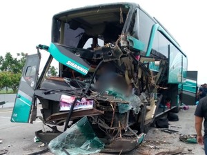 Detik-detik Bus Pariwisata Tabrak Truk di Tol Jombang Tewaskan Kernet